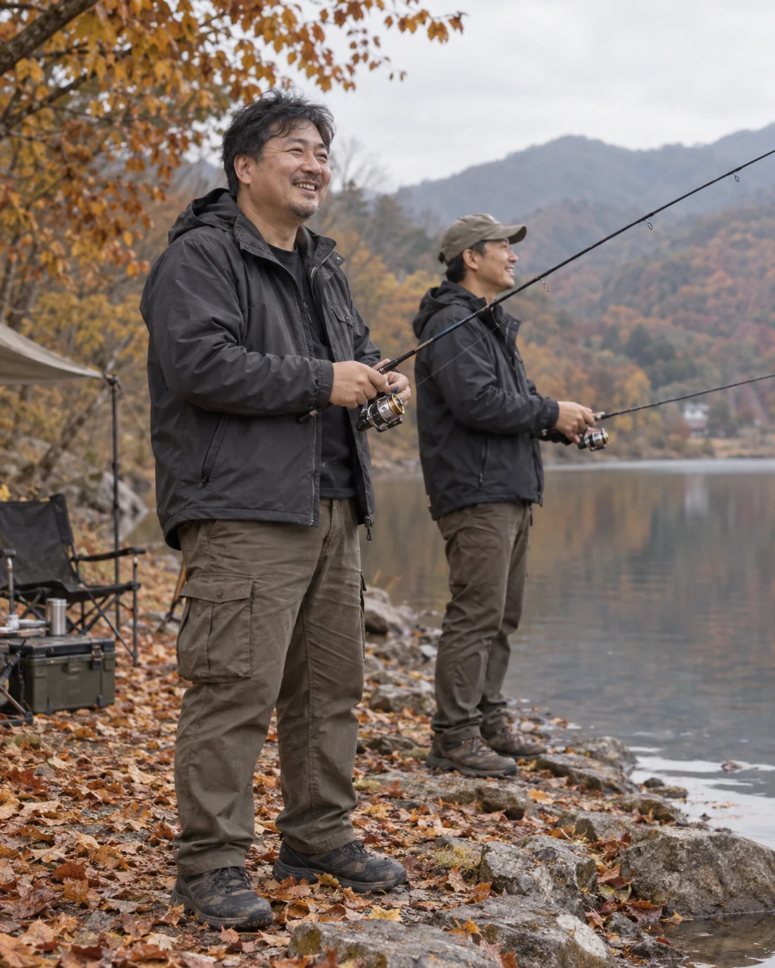후드 점퍼와 카고 팬츠 코디 화보
