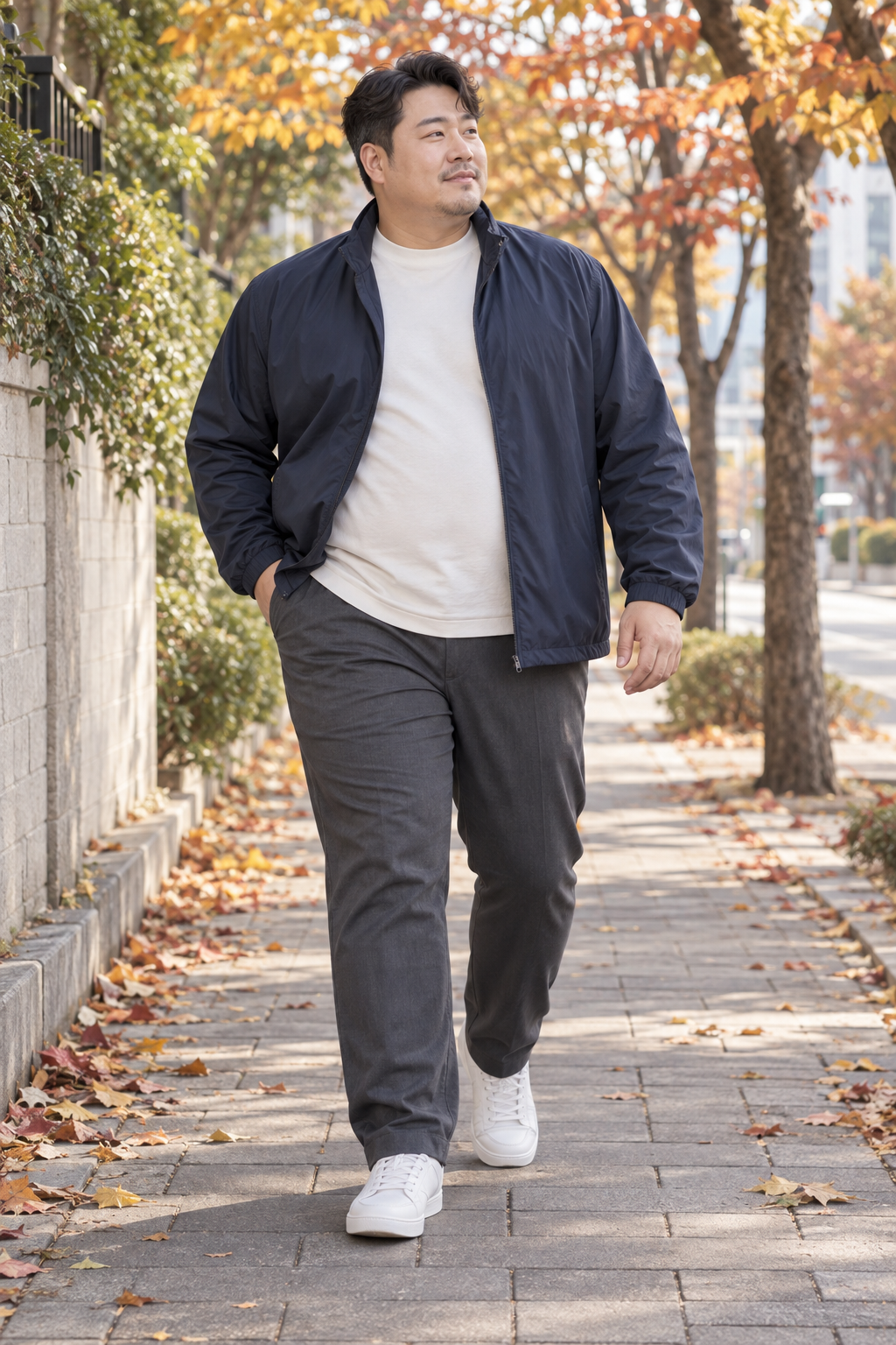 네이비 바람막이와 차콜 팬츠 코디 화보