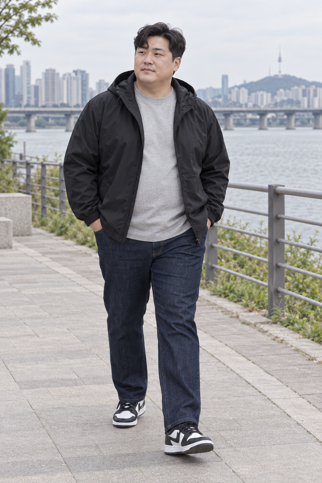 블랙 바람막이와 진청 데님 코디 화보