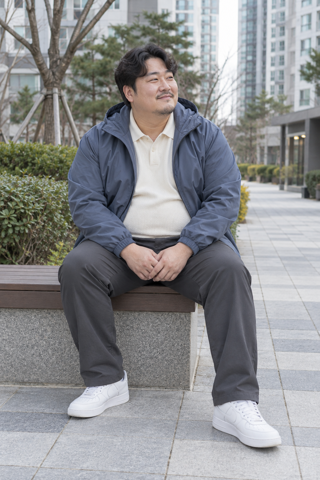 블루 바람막이와 그레이 팬츠 코디 화보