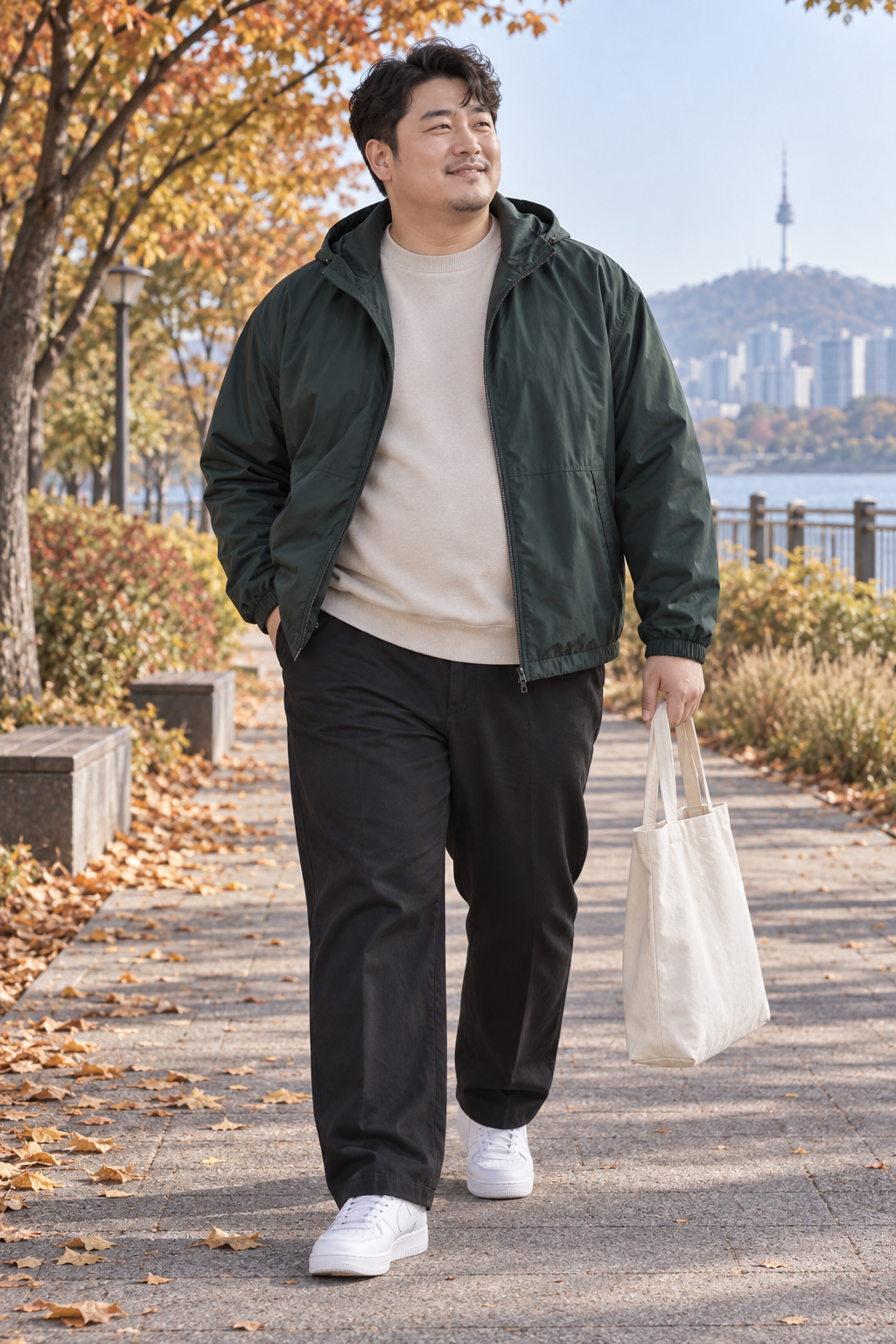그린 바람막이와 블랙 팬츠 코디 화보