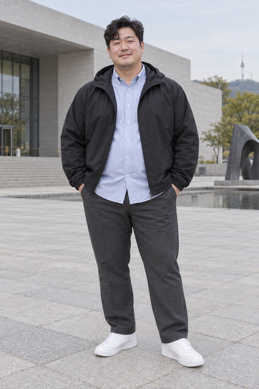 블랙 바람막이와 블루 셔츠 코디 화보