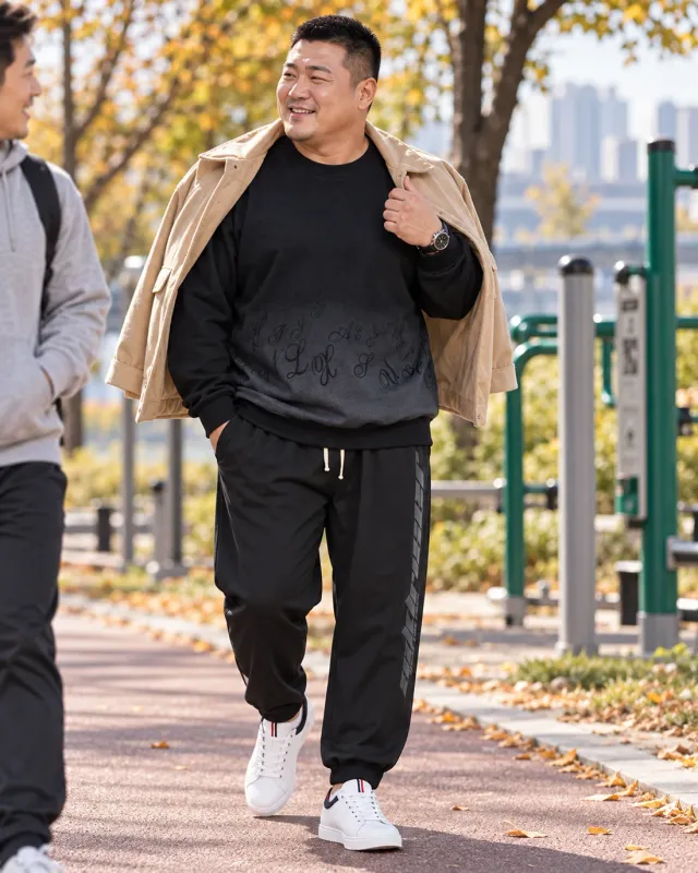 차콜 상의와 블랙 조거 코디 화보